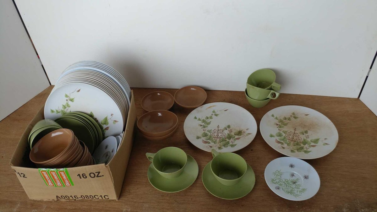 ASSORTMENT OF PLATES, CUPS, AND BOWLS