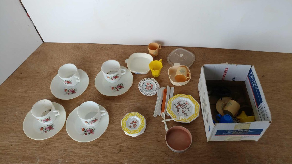 ASSORTMENT OF SMALL PLASTIC COOKING TOYS AND TEA SET
