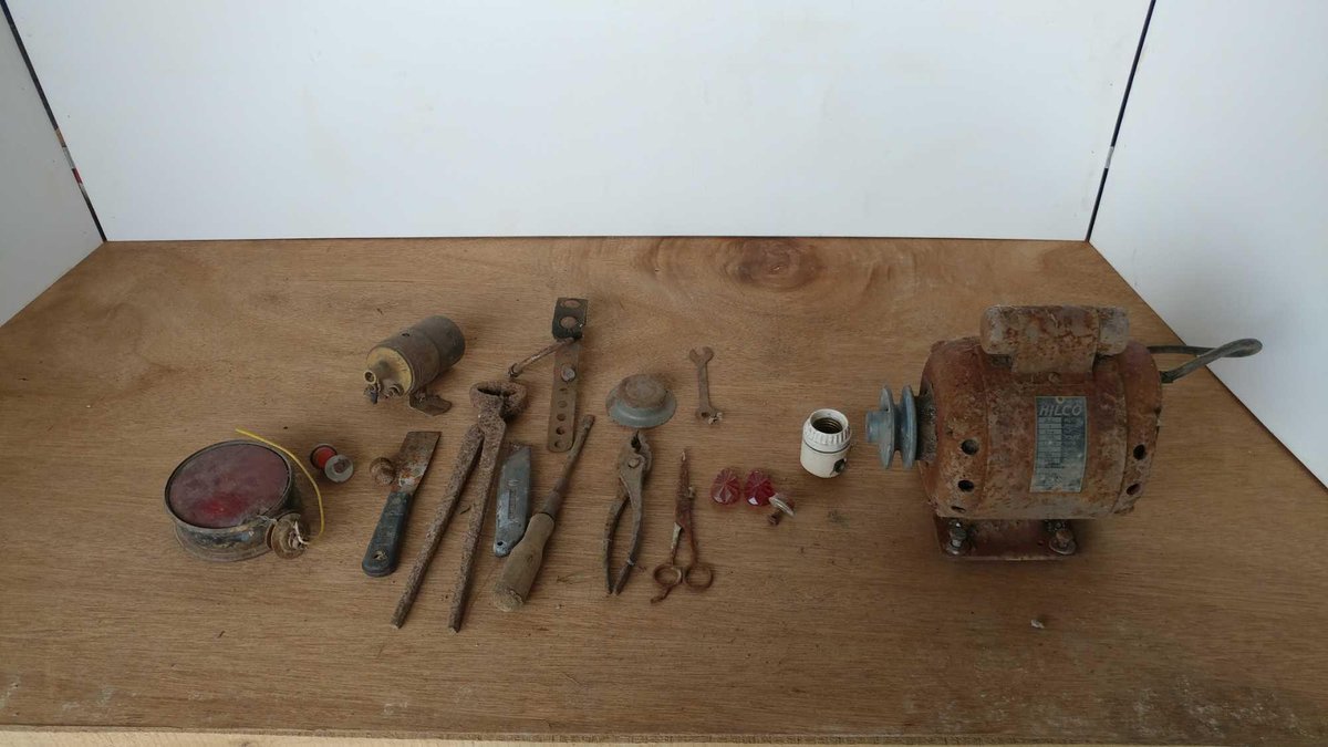 VINTAGE HILCO MOTOR 3/4 HP 1725 MAX RPM (UNKNOWN CONDITION) AND ASSORTMENT OF VINTAGE TOOLS
