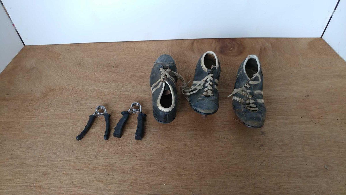 ASSORTMENT OF BASEBALL CLEATS AND (2) GRIP TRAINERS