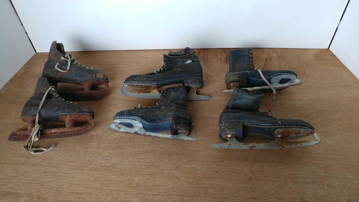 ASSORTMENT OF VINTAGE ICE SKATES