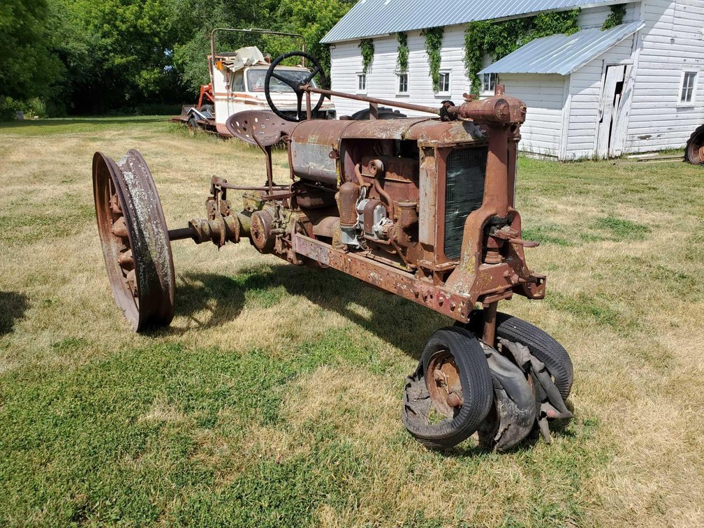 INTERNATIONAL FARMALL F-14 TRACTOR, NARROW FRONT, ENGINE STUCK