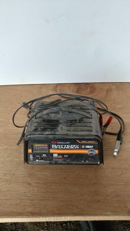 SCHUMACHER 10 AMP BATTERY CHARGER (SELLER STATES WORKING CONDITION)