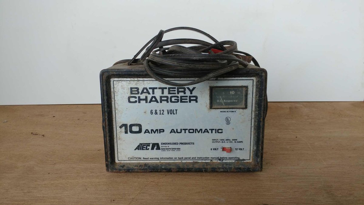 ATEC 10 AMP BATTERY CHARGER (SELLER STATES WORKING CONDITION)