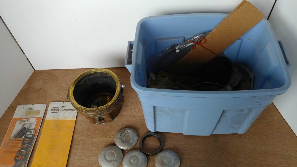 ASSORTMENT OF VINTAGE FORD CAR PARTS