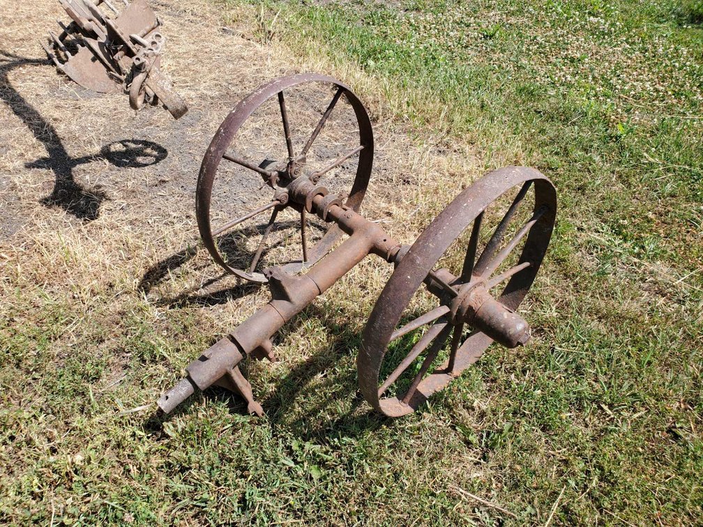 ANTIQUE 2-WHEELED AXLE