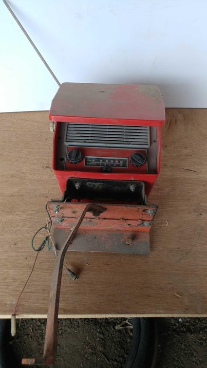 VINTAGE TRACTOR FENDER RADIO (UNKNOWN CONDITION)