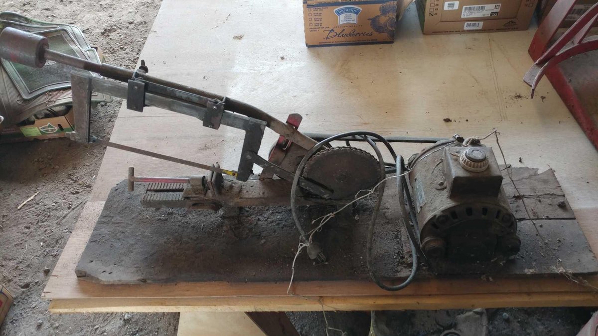 VINTAGE ELECTRIC HACKSAW (SELLER STATES WORKING CONDITION)