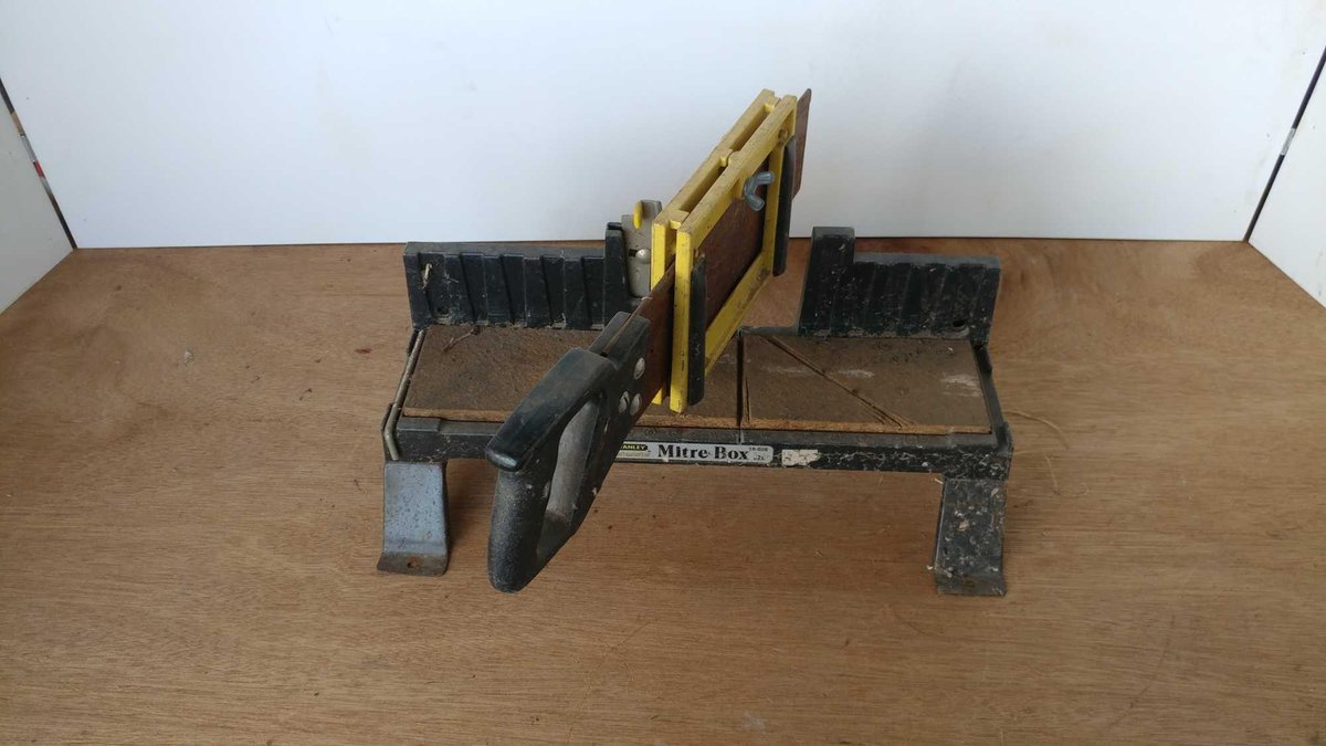 MITRE BOX WITH SAW