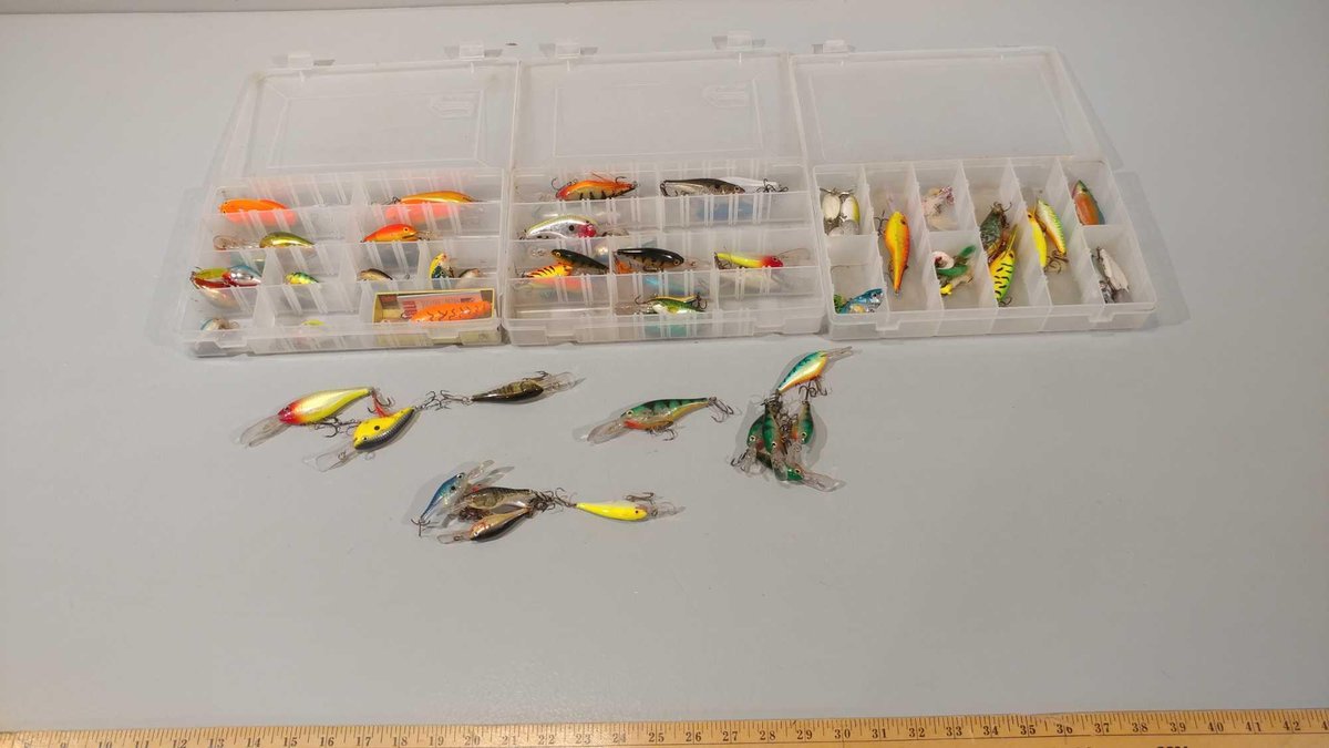 ASSORTMENT OF CRANKBAIT LURES AND OTHER HARD BAITS