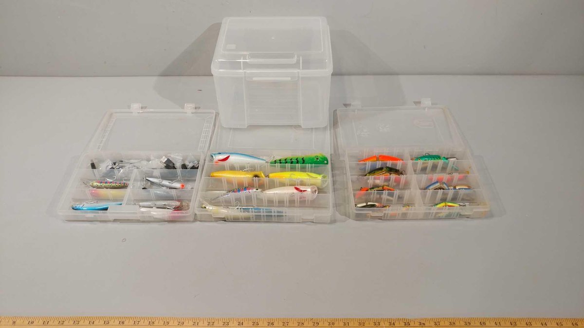 ASSORTMENT OF JOINTED RAPALA JERKBAITS, CHARGE-UP JERKBAITS, AND TACKLE ORGANIZER BOX