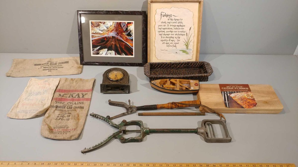 ASSORTMENT OF DECORATIVE ITEMS, CEDAR PLANKS, METAL GRABBER TOOL, AND OTHER MISC ITEMS
