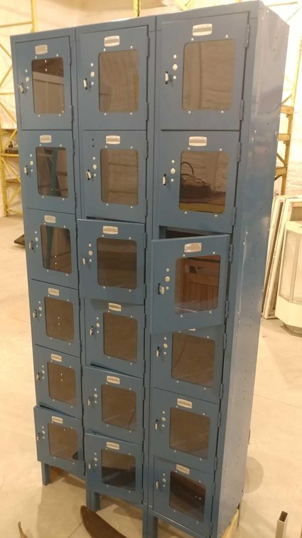 18 COMPARTMENT LOCKER STORAGE UNIT WITH PLEXIGLASS WINDOWS H78" X D12" X W36"
