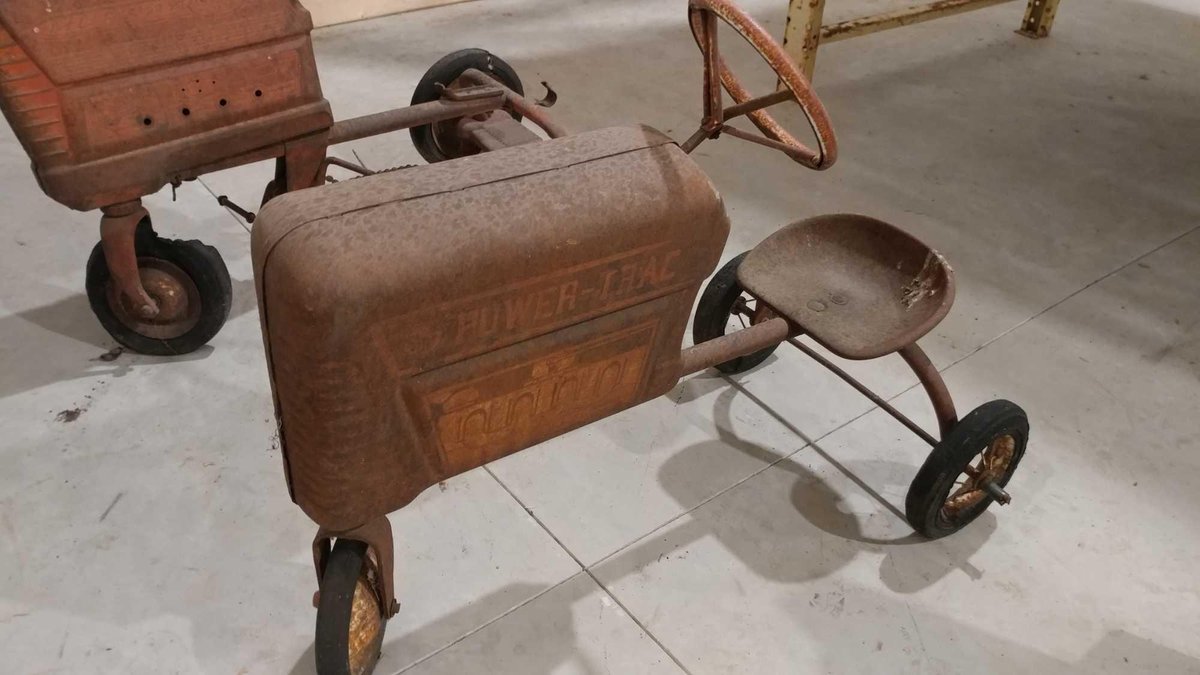 VINTAGE POWER TRAC CHILDS TRACTOR