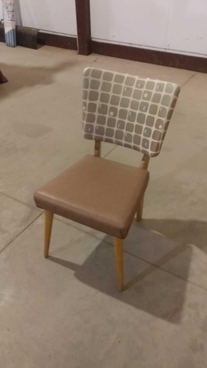 VINTAGE WOODEN CHAIR