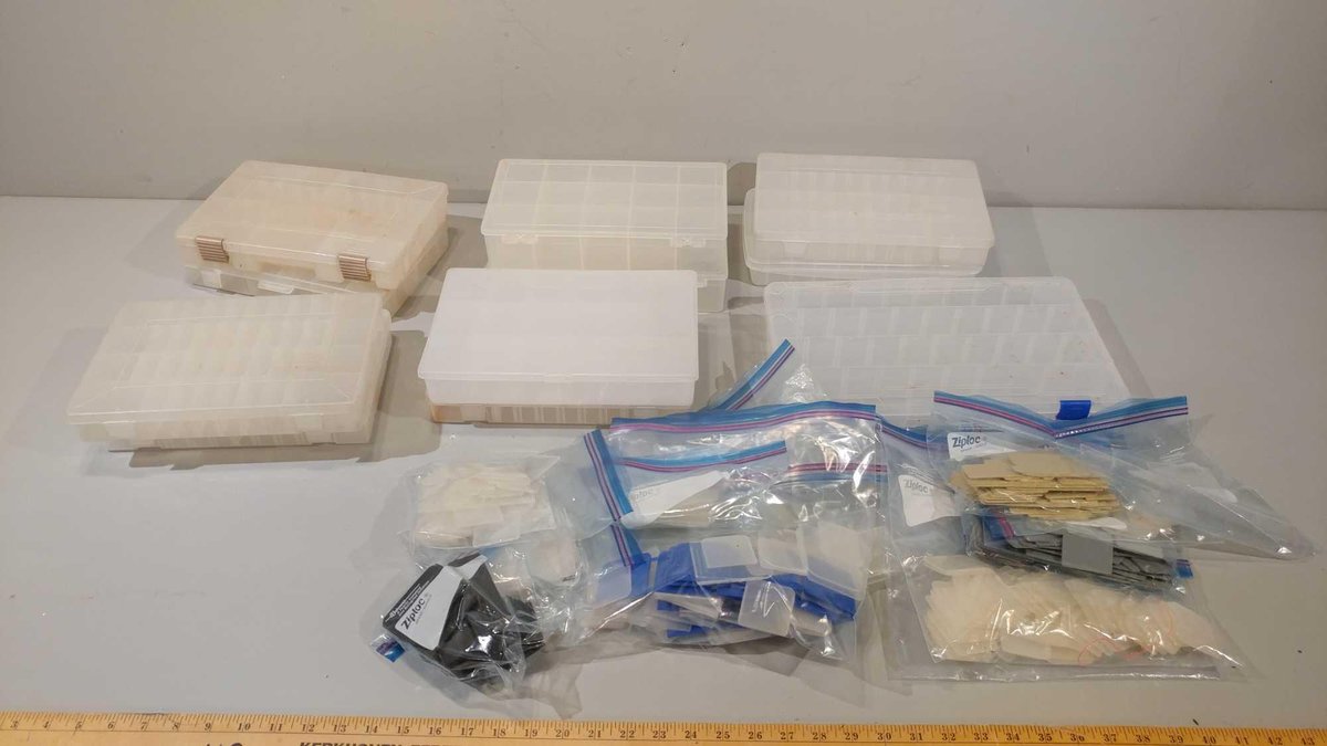 ASSORTMENT OF TACKLE BOX ORGANIZERS (WITH DIVIDERS)