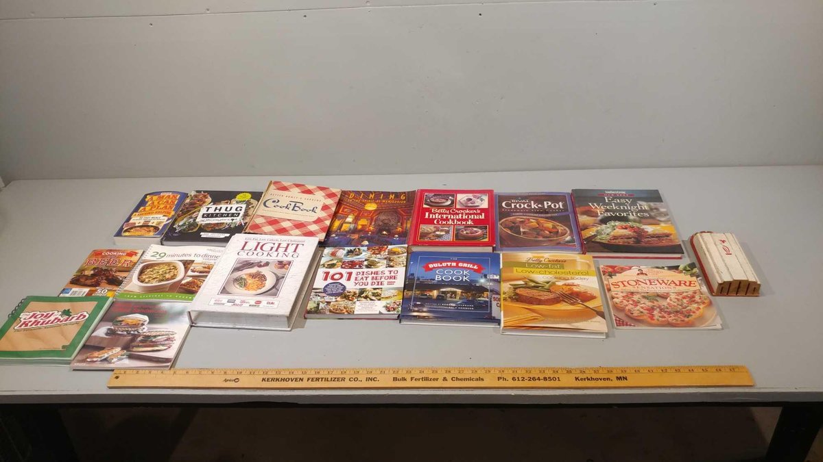 LARGE ASSORTMENT OF COOK BOOKS AND KITCHEN BOOKS