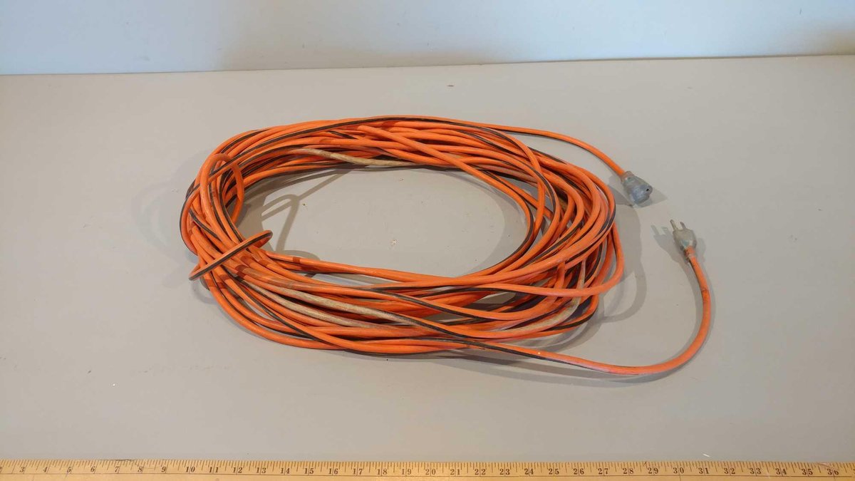 EXTENSION CORD