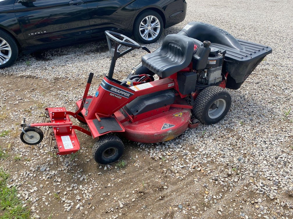 SNAPPER SR1433 RIDING LAWN MOWER, 14.5 HP PULL START MOTOR, 33 IN DECK, THATCHER AND BAGGER INCLUDED RUNS AND DRIVES 