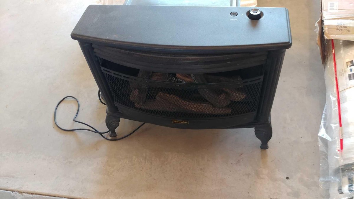 ELECTRIC CHARMGLOW FIREPLACE (TURNS ON)