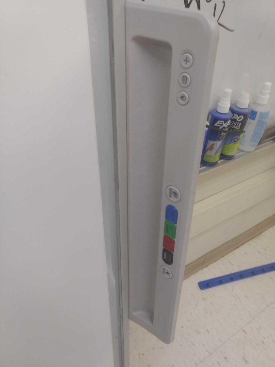 (B15) SMARTBOARD SB-M680, WALL MOUNT, USB CORD, SEPARATE POWER CORD