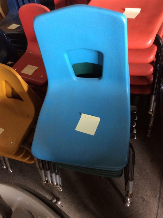 (CF07) (3) GREEN ELEMENTARY CHAIRS AND (2) BLUE CHAIRS