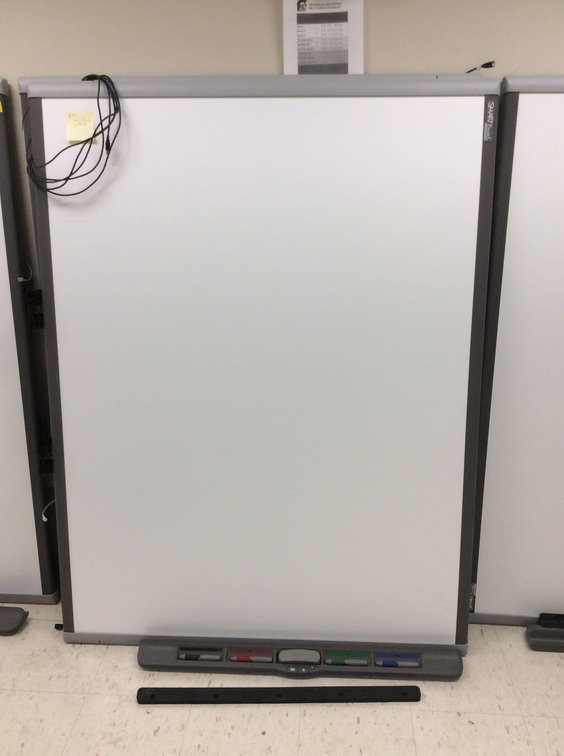 (B24) SMARTBOARD SB680, WALL MOUNT, USB CORD