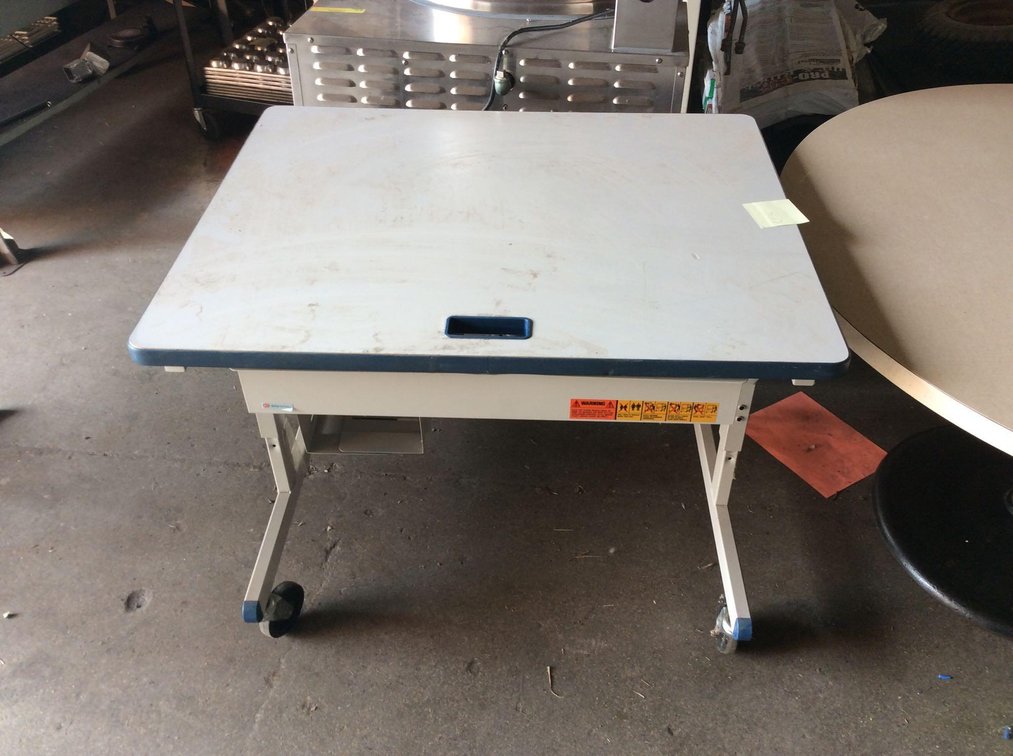 (CF36) WHITE COMPUTER DESK, W36xH28xD30