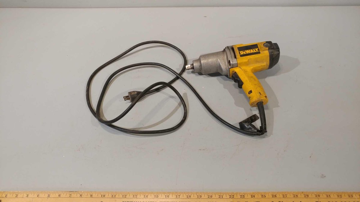 (I-443) DEWALT 1/2" IMPACT WRENCH (TESTED AND WORKS)