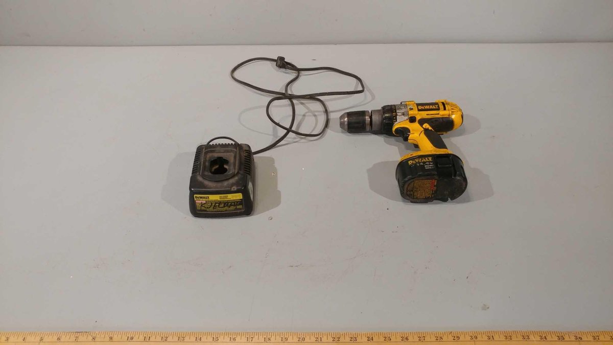 (I-444) DEWALT 14.4 VOLT 1/2" DRILL WITH CHARGER (TESTED AND WORKS)