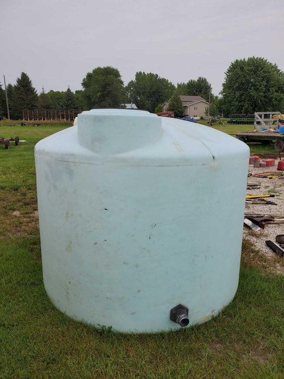 (I-240) 1,600 GAL POLY TANK 