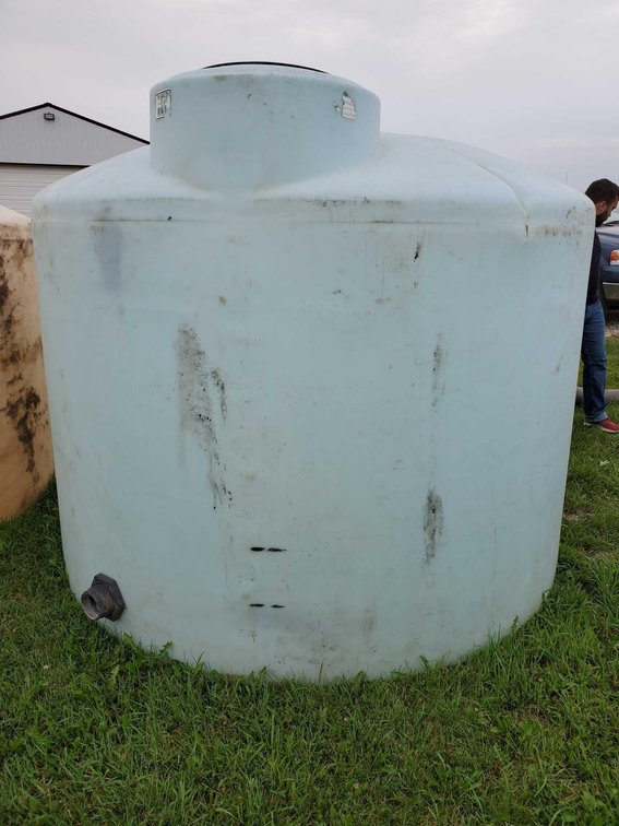 (I-242) 1,600 GAL POLY TANK