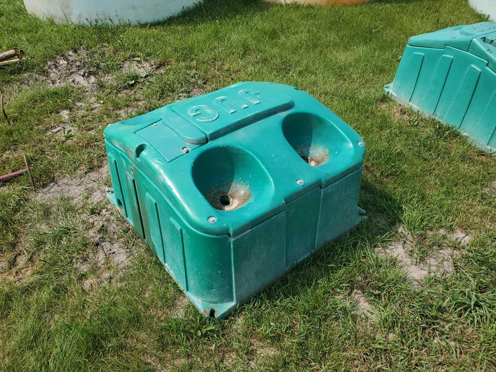 (I-246) USED JUG 4 HOLE AUTOMATIC WATERER 