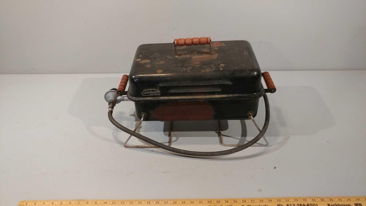 (I-400) SUNBEAM PATIO MASTER PORTABLE PROPANE GRILL (UNKNOWN CONDITION)