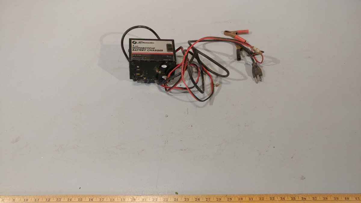 (I-450) 12/6 VOLT SCHUMACHER MOTORCYCLE BATTERY CHARGER (TESTED AND WORKS)