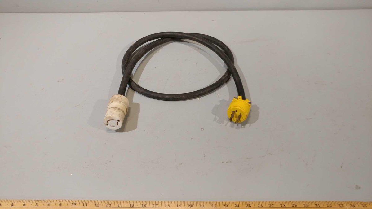 (I-189) BRYANT 4-PRONGED LOCKING EXTENSION CORD