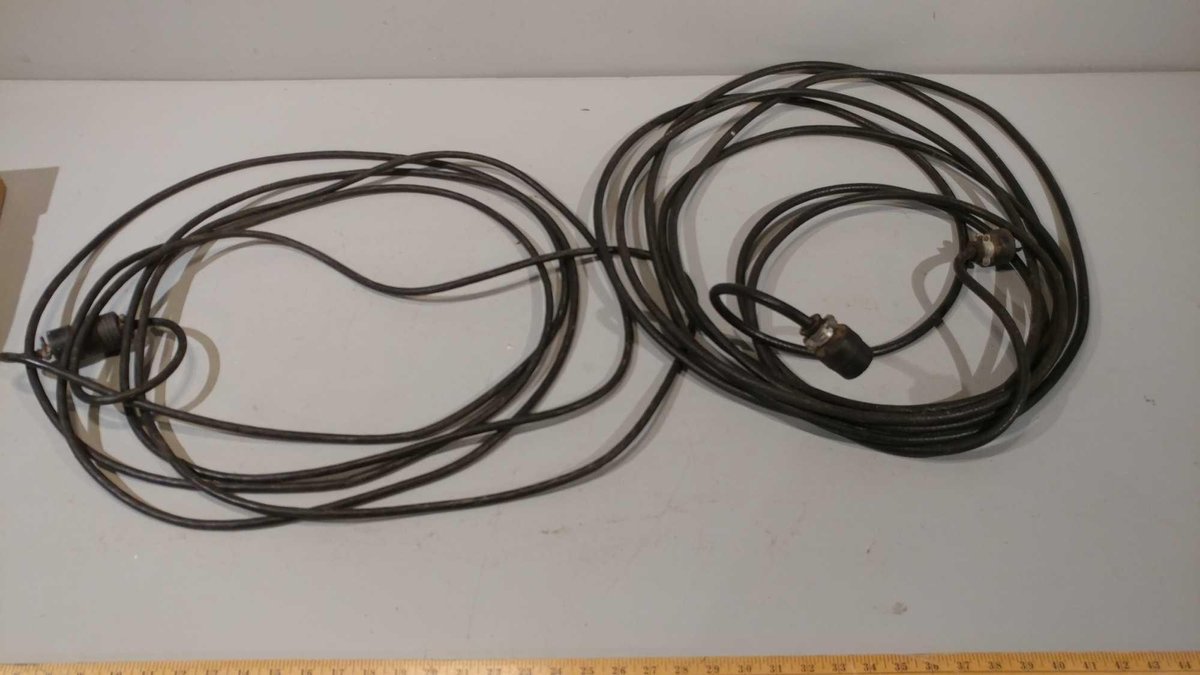 (I-191) (2) BLACK EXTENSION CORDS