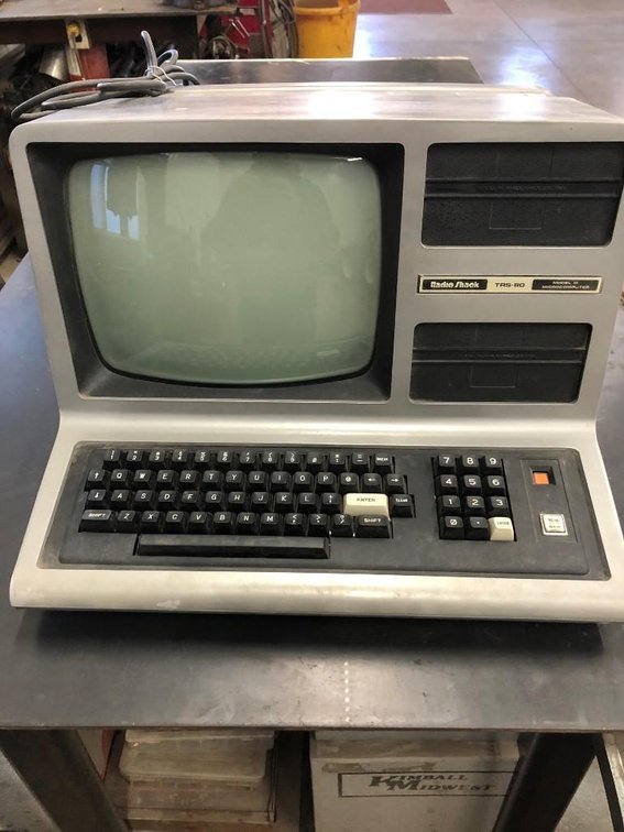 (I-194) 1980's RADIO SHACK TRS 80 (SCREEN WORKS SOME KEYS DO NOT)