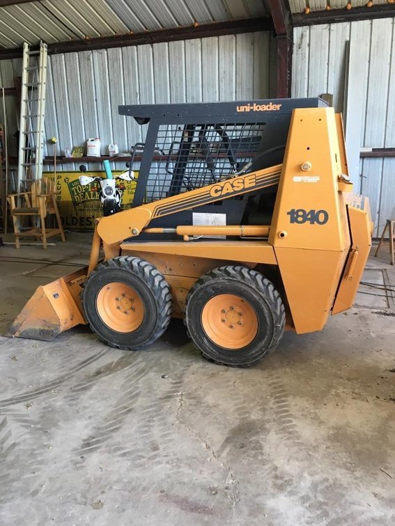 (I-737) CASE IH 1840 SKID LOADER LIKE NEW ONE OWNER, 541 HRS, COMES WITH CASE D100XR BACKHOE ATTACHM