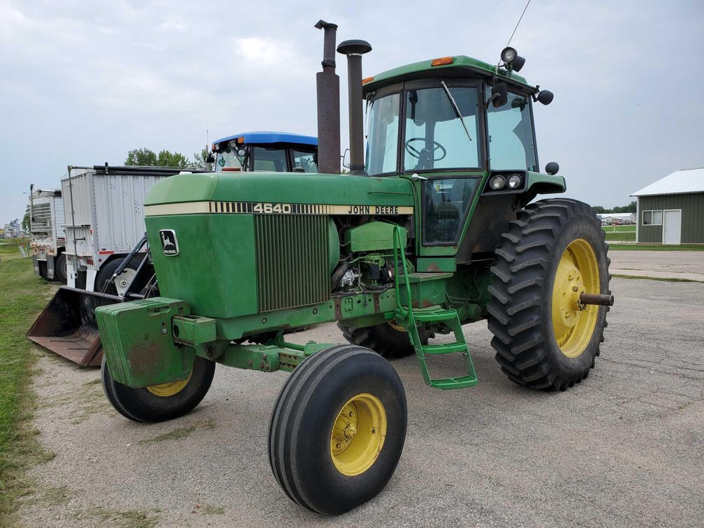 (I-248) 1981 JOHN DEERE 4640 TRACTOR 2WD, 8 SP POWERSHIFT, 3 HYD, 1000 PTO, 480/80R42, AM/FM, HEAT/A