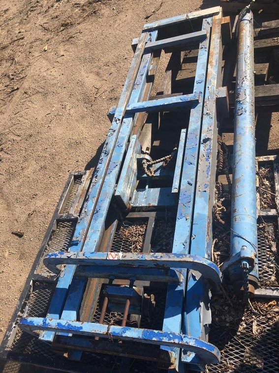 (I-203) FORKLIFT MAST W/ CYLINDER, WORKING ORDER NO LEAKS, 72" CYLINDER LENGTH RETRACTED, NO FORKS(L