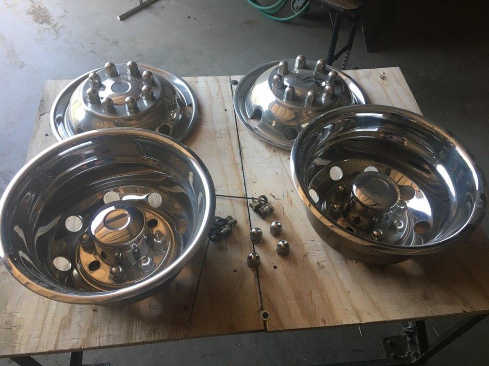 (I-208) BEAUTY RINGS FOR 16" DUALLY WHEELS FRONT AND REAR CAME OFF AN RV COMES WITH MOUNTING LUG NUT