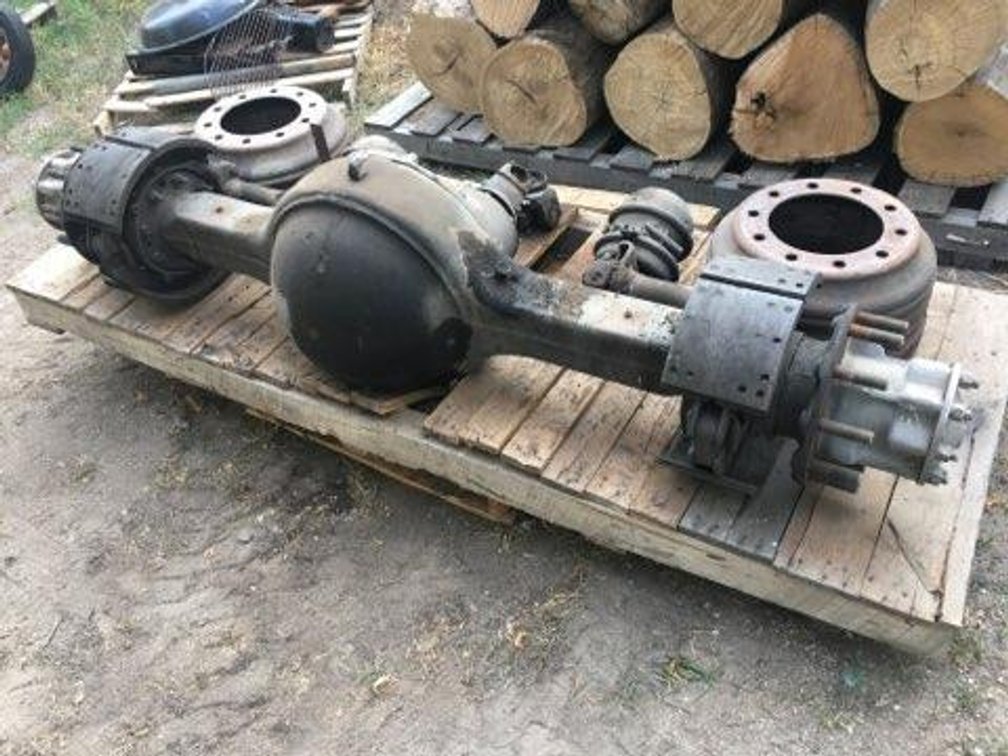 (I-212) ROCKWELL SEMI REAR AXEL  4.88/6,65 AXEL RATIO. DATE CODE OF 3/9/99 (LOCATED SOUTH OF STARBUC