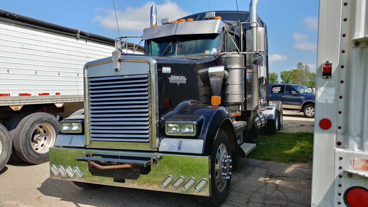 (I-817) (TITLE) 1999 KENWORTH W900L, 1,445,735 MILES, DETROIT SERIES 60 MOTOR, 10 SPEED TRANS, STAND