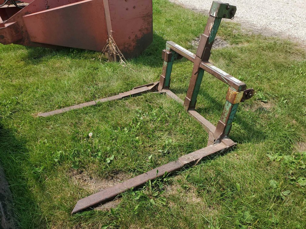 (I-243) 3PT BALE FORKS 