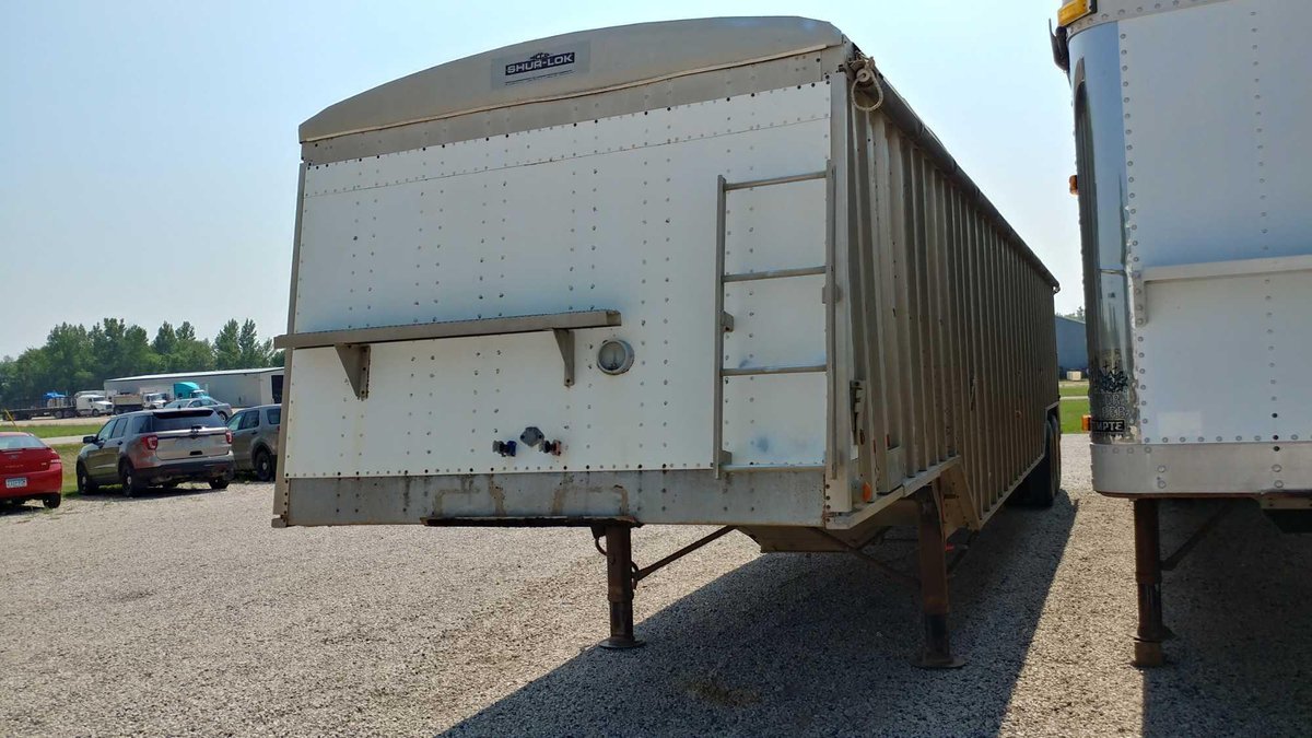 (I-582) 1981 CORNHUSKER HOPPER BOTTOM 40', ROLL TARP REPLACED RECENTLY WITH 22 OZ, ALUM HOPPERS/SIDE