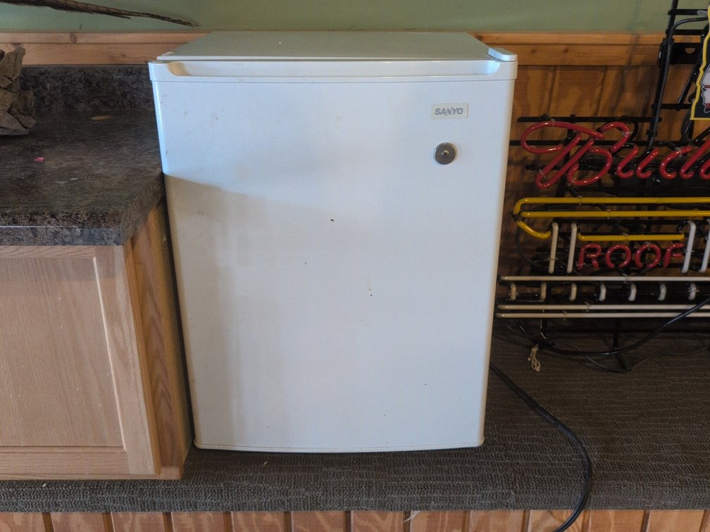 SANYO MINI REFRIGERATOR