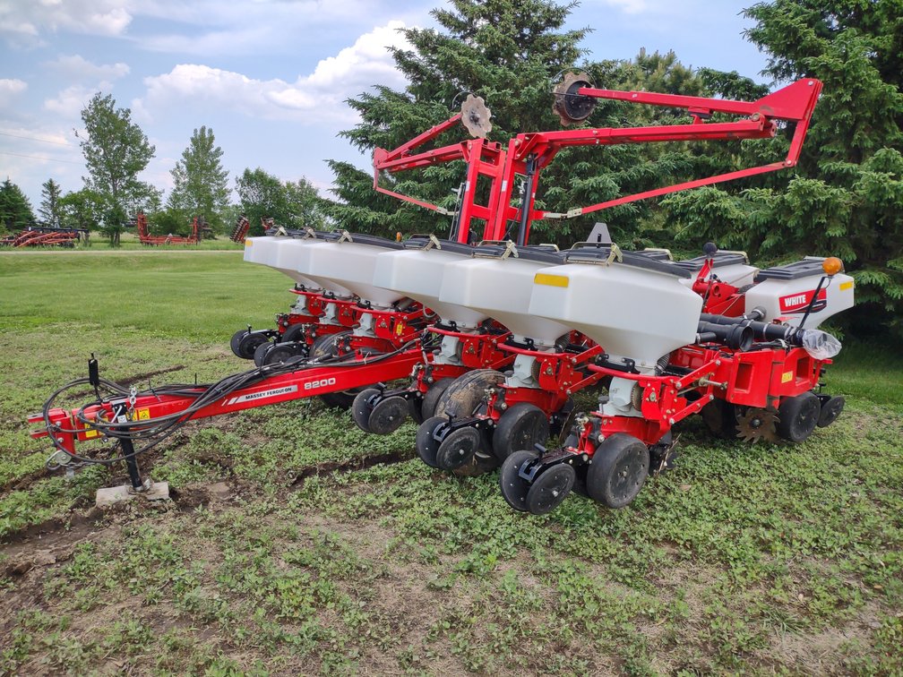2013 MASSEY FERGUSON/WHITE 8200