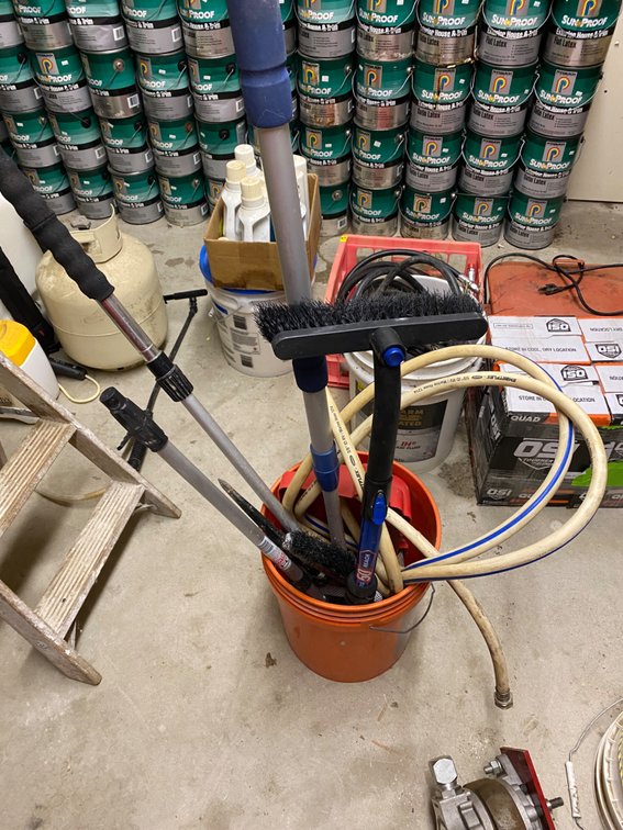 ASSORTMENT OF CAR WASH ACCESSORIES