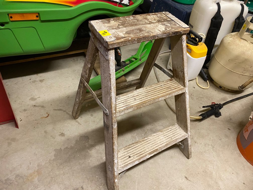 2' STEP LADDER